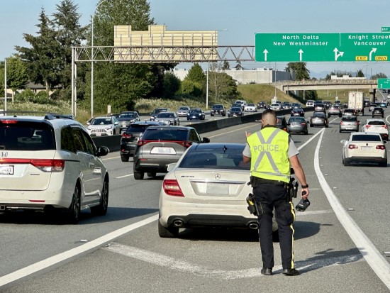 Agent du Détachement de la GRC de Richmond effectuant des contrôles routiers sur l’autoroute 91