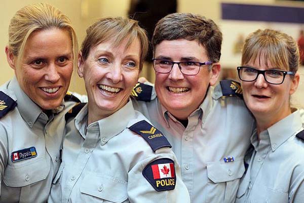 Photo de Kerry Williams et trois autres policières en train de rire