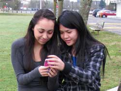Deux adolescentes utilisant un téléphone intelligent