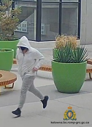 Photographie tirée de la vidéo montrant le suspect vêtu de pantalons et d’un chandail à molleton avec capuchon de couleur pâle 