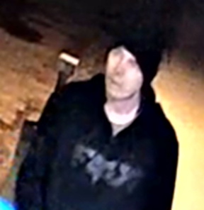 Photo du suspect portant une tuque noire et un chandail à capuchon noir de marque FOX.