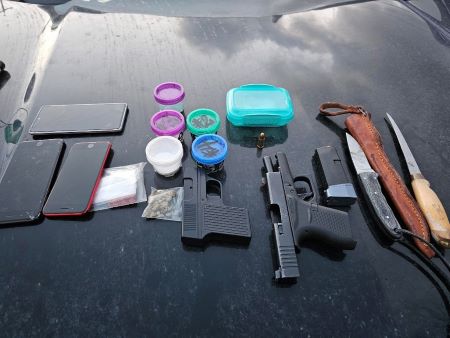 Trois téléphones cellulaires, des petits sacs et des contenants en plastique destinés à de la drogue, des couteaux et un pistolet noir ont été saisis pendant un projet d’application de la loi mené à Kamloops. 